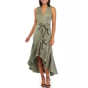 Taylor NWT
SIZE 10 
Moss green
Satin dress
Great for a spring wedding.